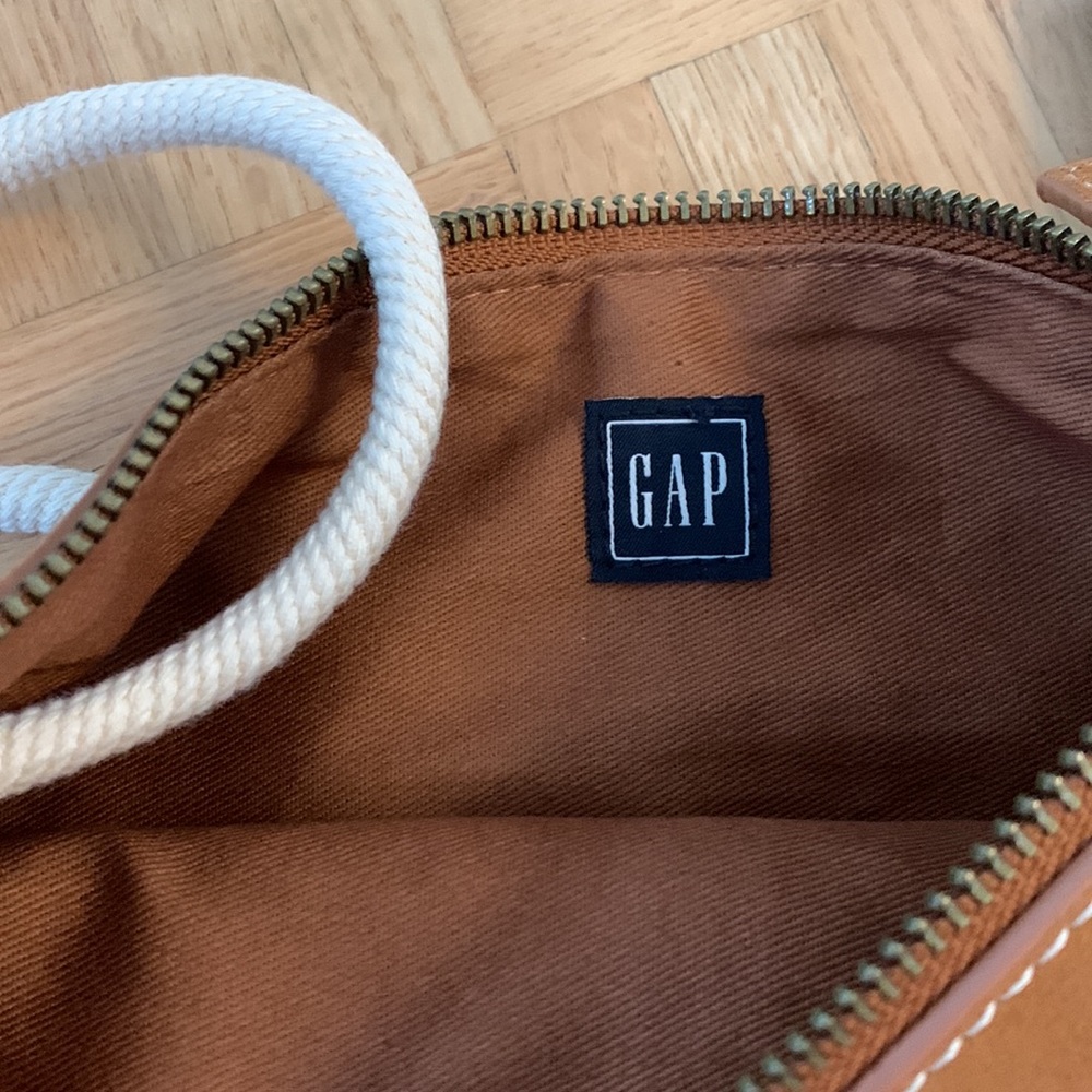 BNWT Gap genuine leather brown purse - Picture 3 of 5